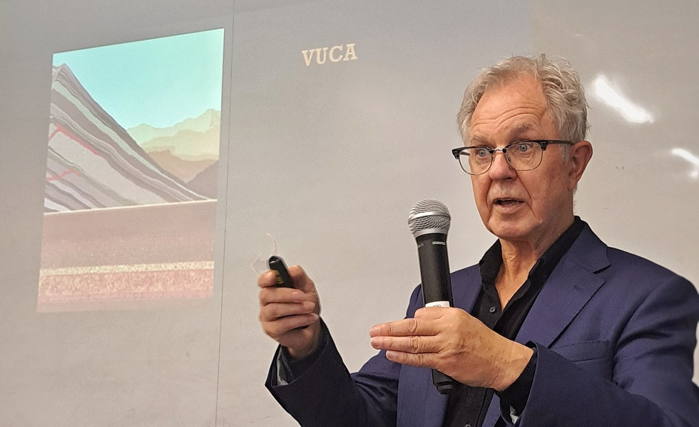 “Temos que cuidar dos professores, para eles cuidarem dos alunos”